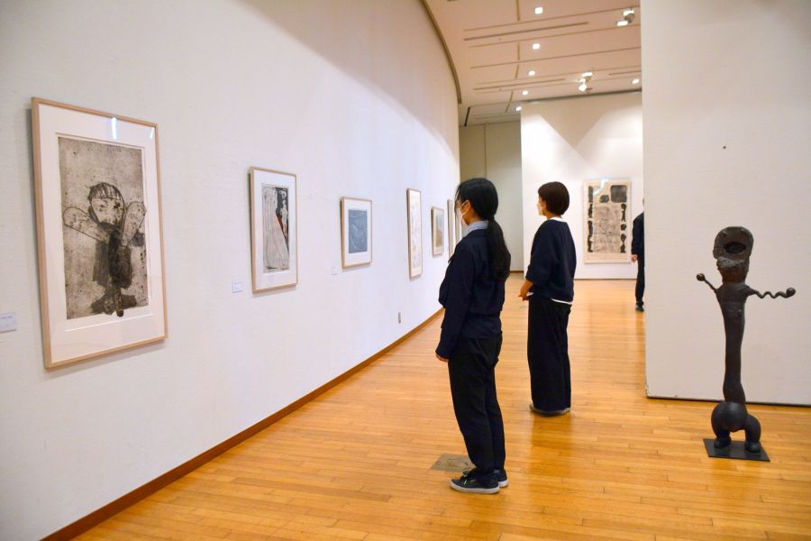 掛井五郎さんをしのんで「桐生川」など版画作品中心に展開 大川美術館の移動展始まる | 桐生タイムス