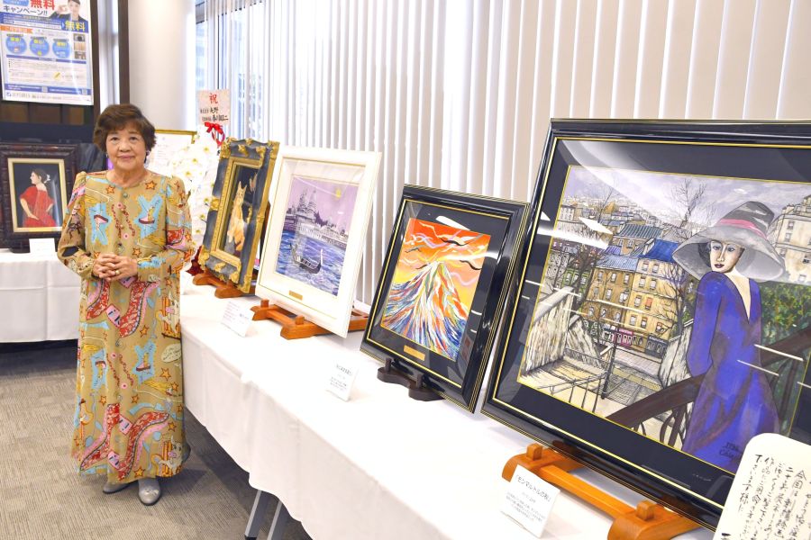 刺しゅう画21点で華やかに 新店舗5周年、足銀桐生・新宿支店で荒木