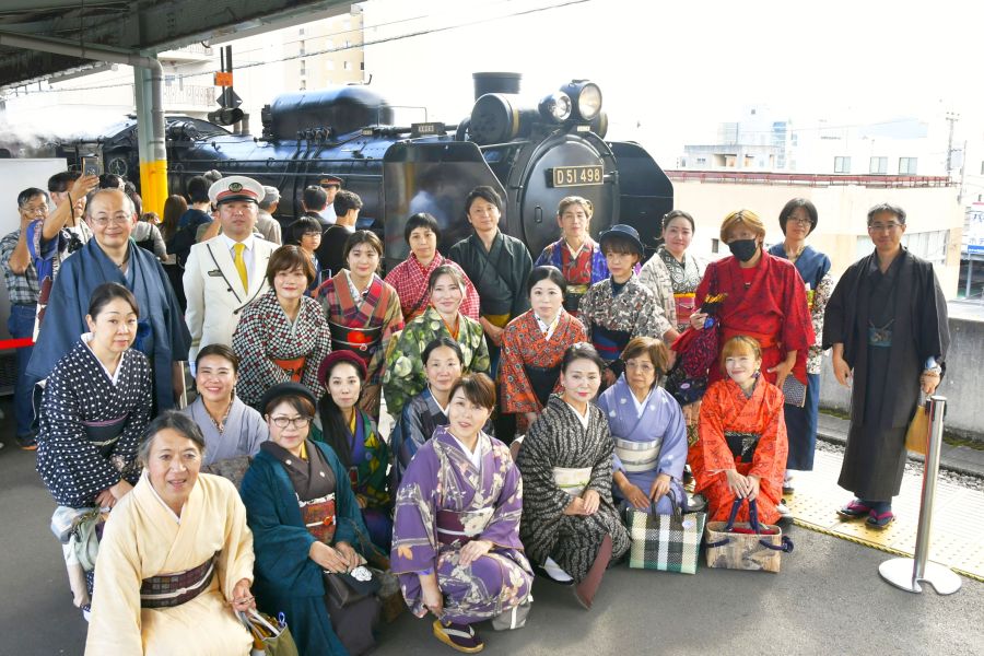 デゴイチ〟と着物姿で撮影も 桐生―高崎間、レトロぐんま桐生号運行