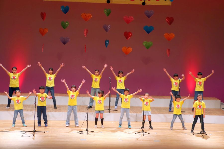 元気な歌と踊りと笑顔届ける ハッピー・エンジェルスのキッズら藪塚で