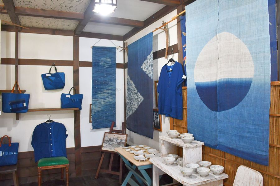藍染めののれんや桜の器並ぶ 風土記で春の手作り作品展 | 桐生タイムス