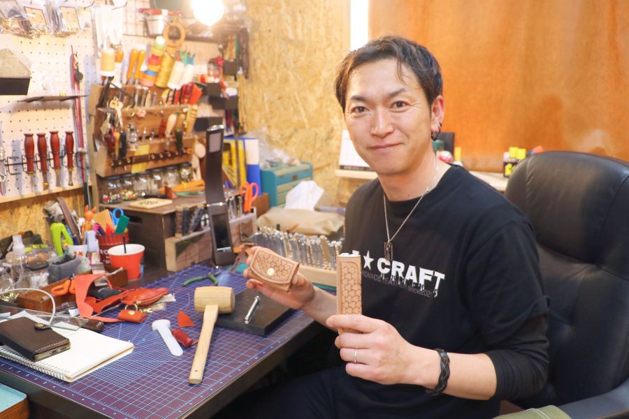 レザー職人、前職は…車のトップセールスマン 太田市大原に工房「T