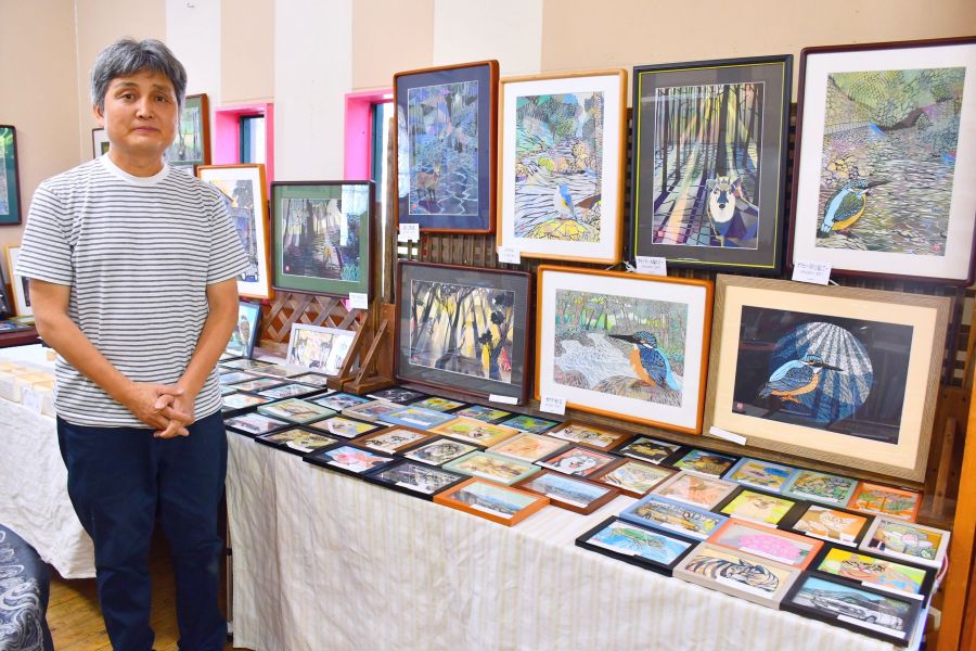 切り重ね貼り合わせて独自の世界表現 田中克樹さん切り絵70点展示