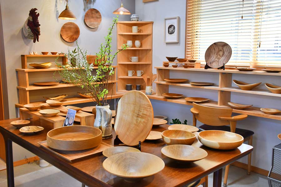 料理が楽しくなる器や木べら並ぶ 喫茶わだで山梨の木工作家が作品展