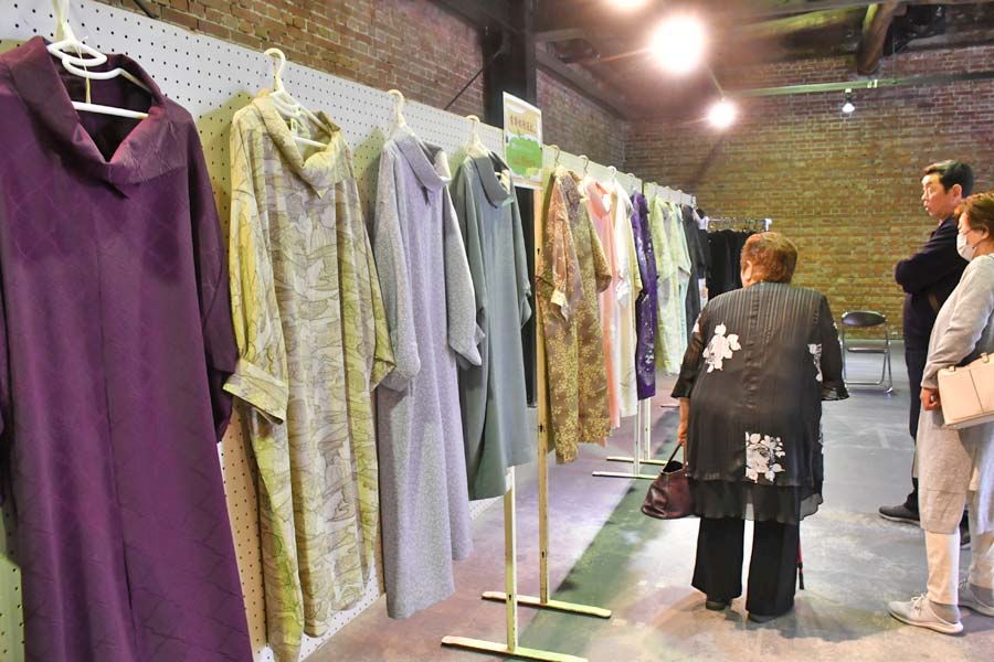 県重文のレプリカ展示 所蔵の酒井抱一「秋草花卉図」と谷文晁「孔雀
