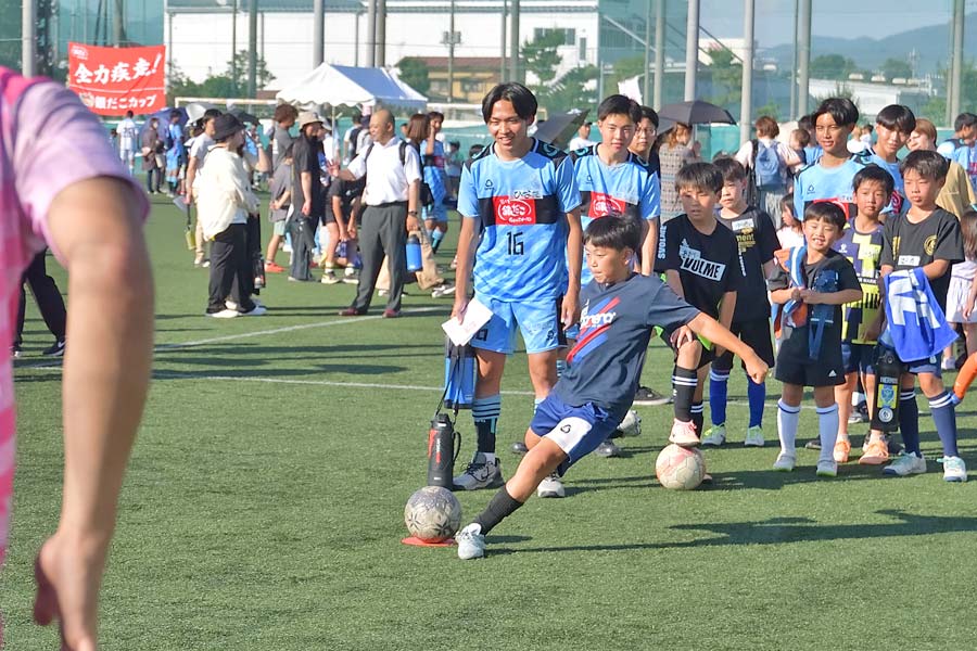 サッカーの楽しさ伝えよう 桐一高部員、小学生120人と交流 ホット