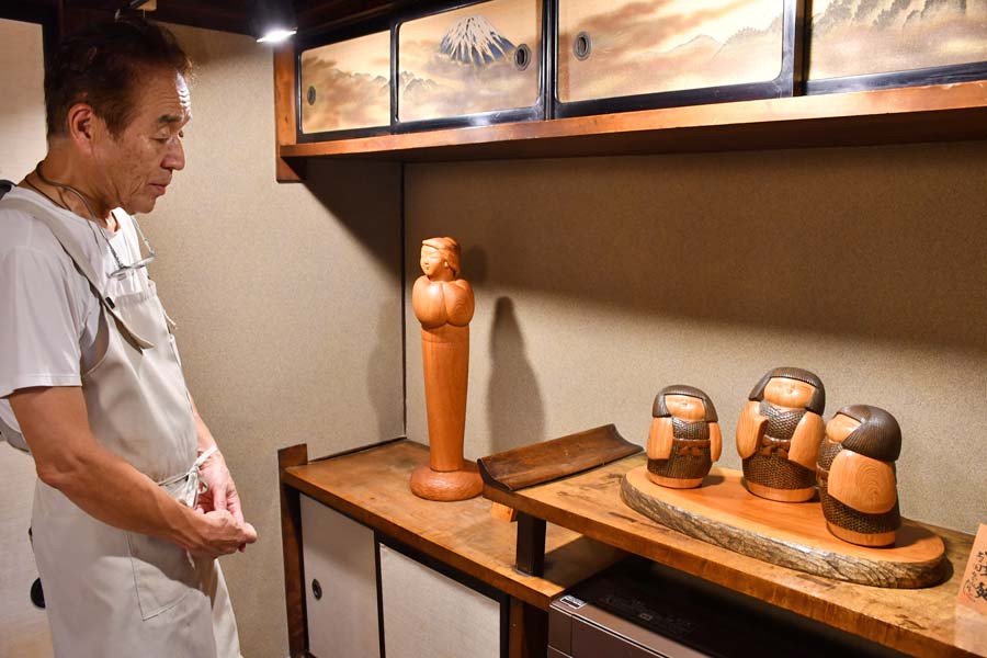 木のぬくもり感じるこけしも楽しんで 故吉田多加志さんの5点展示中