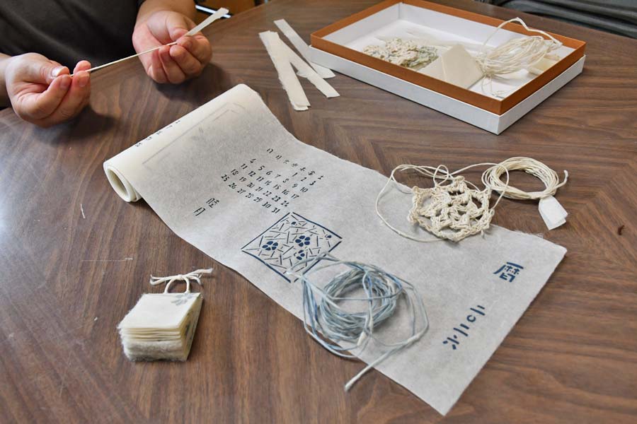 県重文のレプリカ展示 所蔵の酒井抱一「秋草花卉図」と谷文晁「孔雀