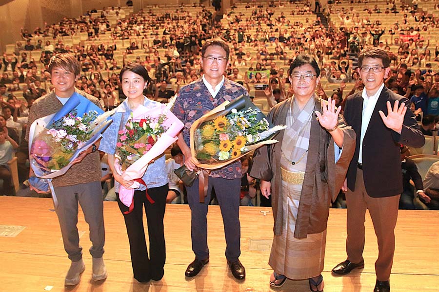 線重ねた油彩画と墨彩の赤富士彩る 高沢さん長谷川さん初の2人展 笠懸