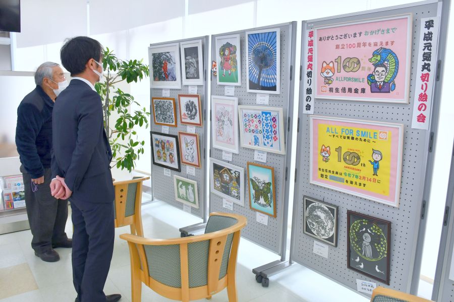 平成元気丸切り絵の会が作品展 桐信広沢支店にぎやかに彩る | 桐生タイムス