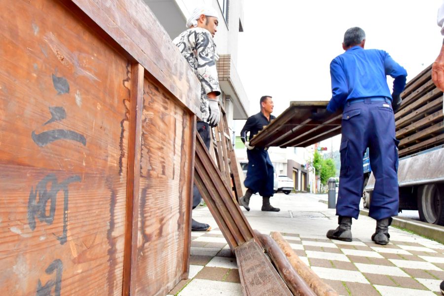 本三屋台蔵出し始まる　市営住宅裏で組み立てへ　天王番として６６年ぶり展示　桐生祇園祭
