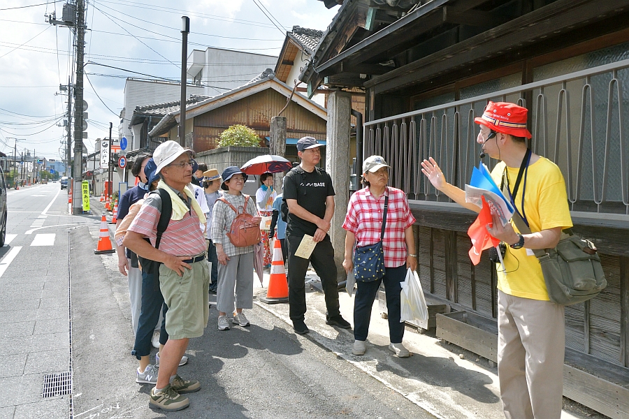 重伝建地区の散策楽しむ 5年ぶりのワンツーフェス ガラポン抽選に歓声