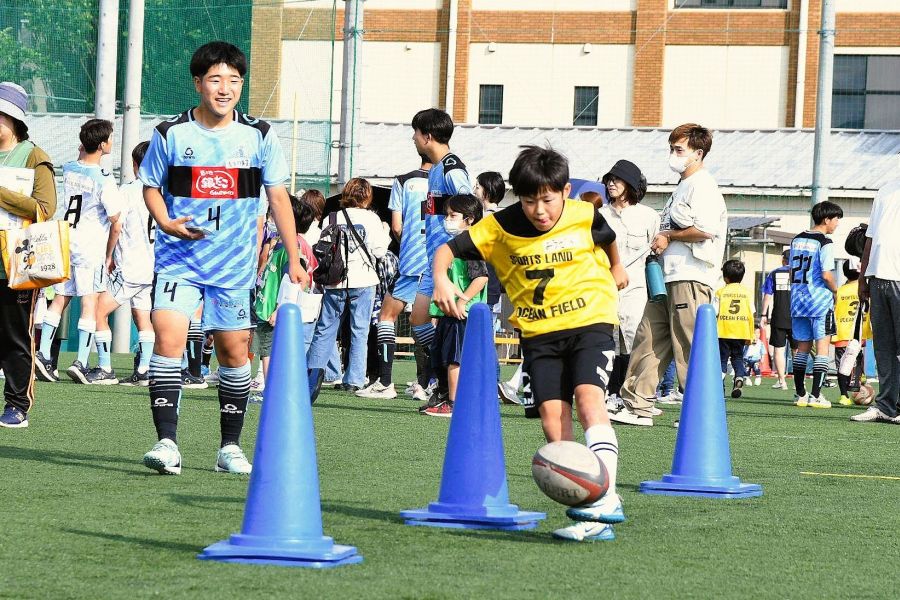 ボールでトモダチ 桐一高サッカー部が小学生と交流 ホットランドと共同