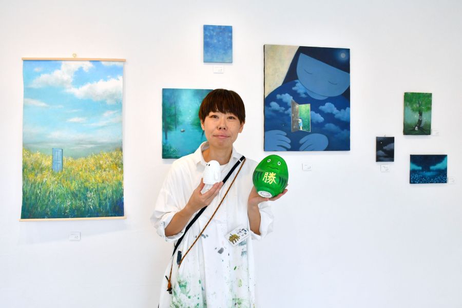 躍動感あふれるライブペイントも 透明水彩画やアクリル画など40点