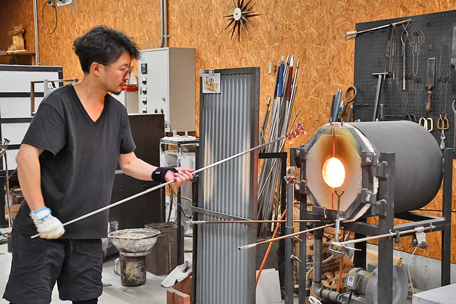 守り神や干支の午などにぎやかに 新里の工房「メルハバ」で小林大輔