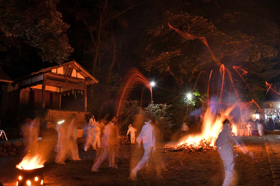 ✨【燃え上がる金運】✨篝神 - カガリガミ・座敷わらし 夜空舞う浄火、見納めか 広沢・賀茂神社の節分の奇祭「御篝神事」 火
