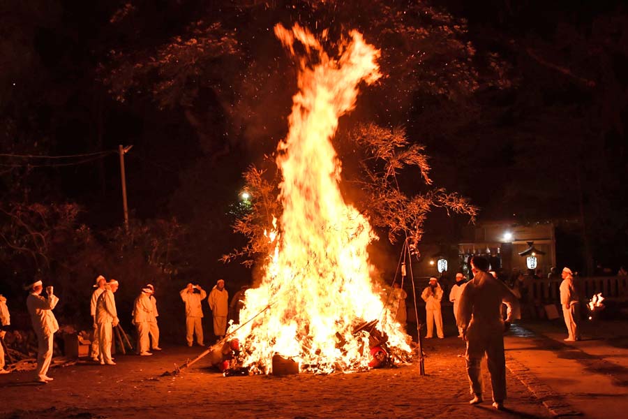 夜空舞う浄火、見納めか 広沢・賀茂神社の節分の奇祭「御篝神事」 火
