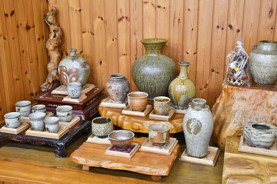 茶わんや花器など20点 島岡達三の作品並ぶ まるしん篤亭で | 桐生