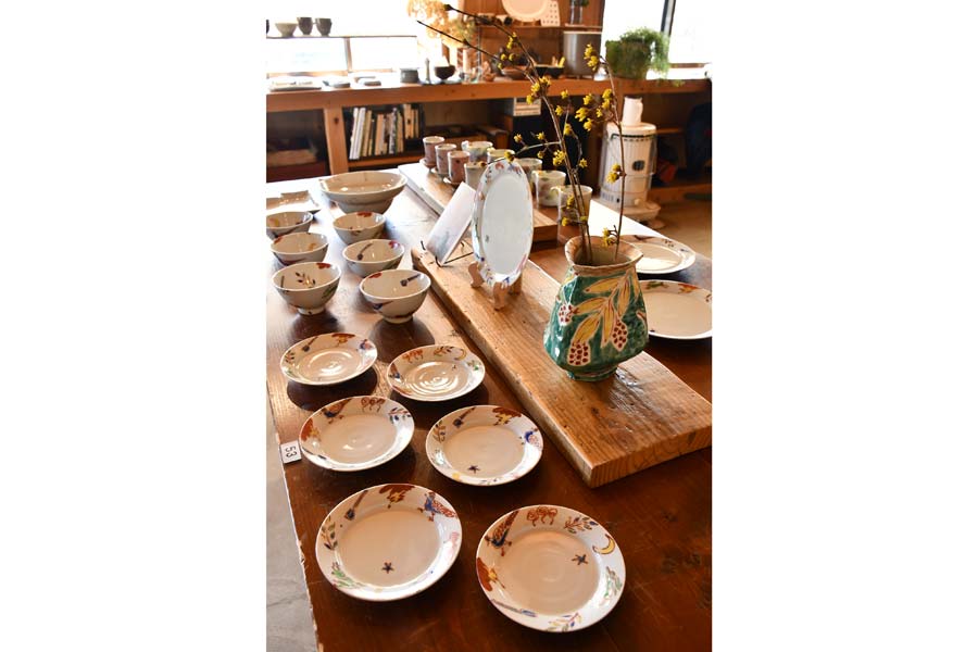目に楽しい華やかな器並ぶ 奈良在住の古川桜さん個展 食と器ming