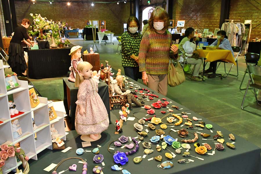 粘土人形に布小物、バッグなど 煉瓦蔵に10組集い、クラフト展 | 桐生