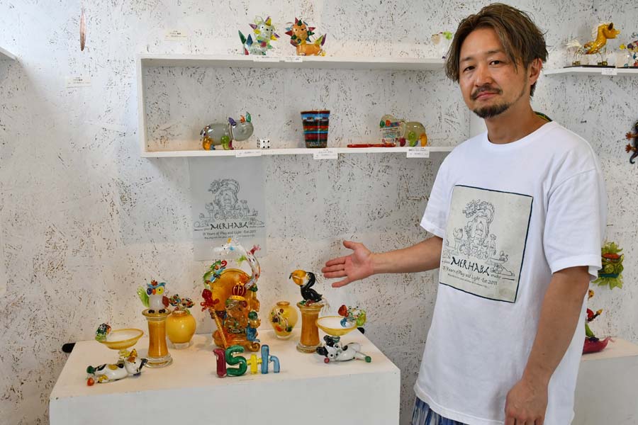 小林大輔 ガラス工房Merhaba エスニックぐい呑み グラスアート 開設15周年記念のオブジェも メルハバの小林大輔さんガラス展 新里町
