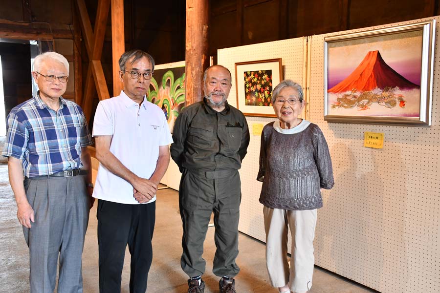 県重文のレプリカ展示 所蔵の酒井抱一「秋草花卉図」と谷文晁「孔雀