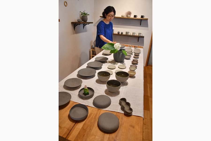 食と器ming」で安部郁乃さん陶芸展 河原石のような質感の器並ぶ