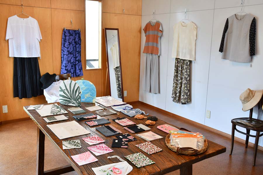 桐生信用金庫100周年を記念 荒木千恵子さん8日から作品展「お祝い