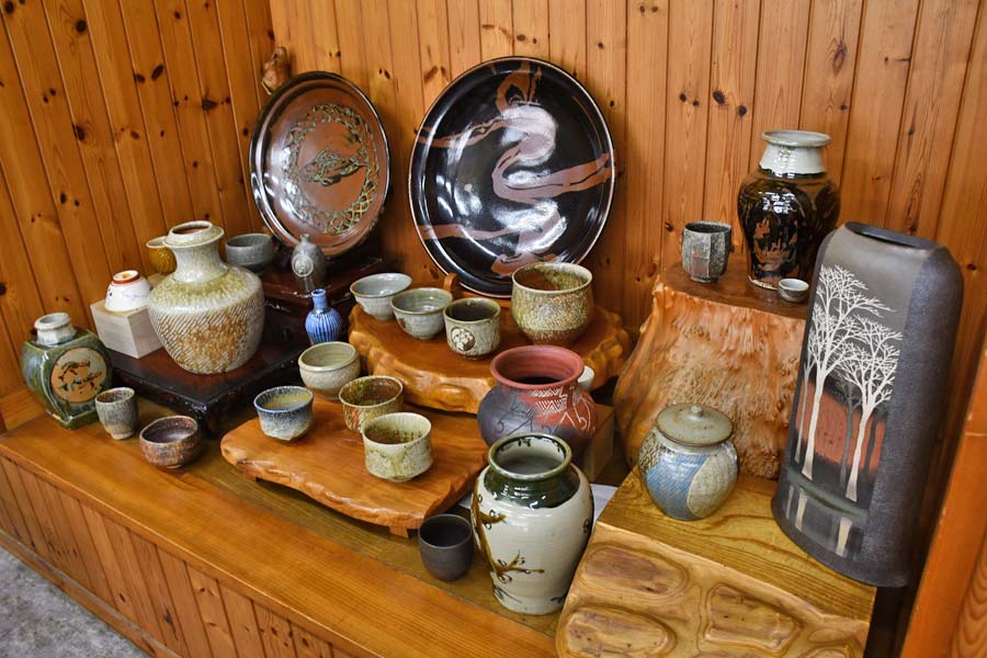 益子代表する陶芸家の抹茶わんや皿など展示 まるしん篤亭で | 桐生タイムス
