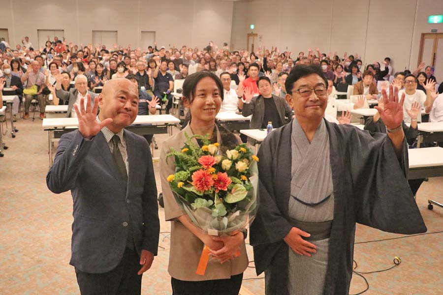 陶芸の球体宙に浮かべて 佐野の相田朋子さん初個展 ギャラリーオマ