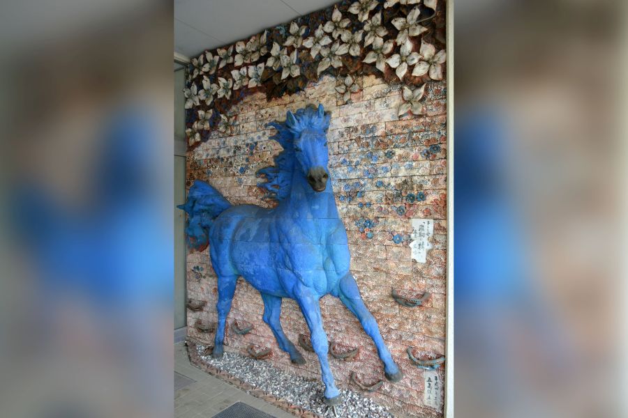 伝説の青い馬を後世に 廃校の飛駒小の陶壁保存願う | 桐生タイムス