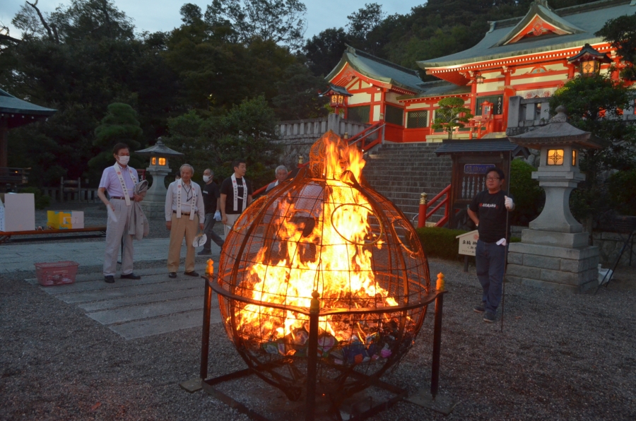 全国から１０万枚の短冊届く 足利織姫神社でお焚き上げ祈願祭 | 桐生