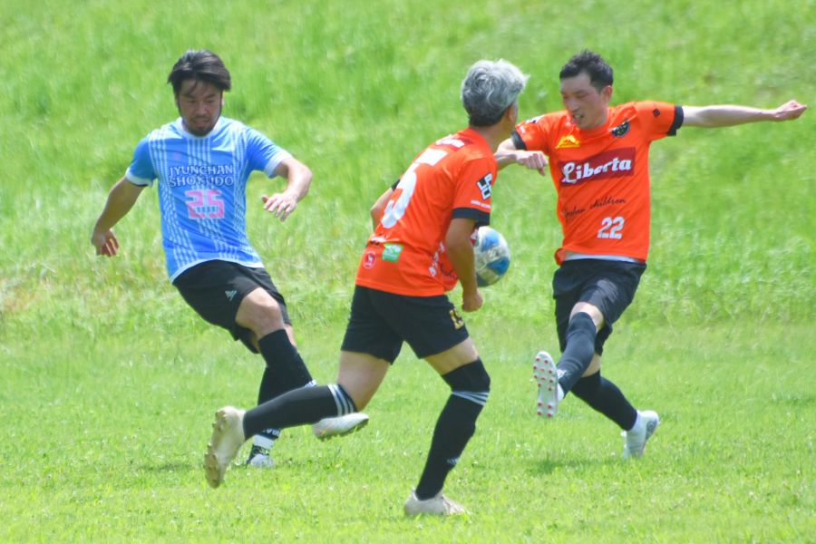 優勝決定は最終節に持ち越し 8人制サッカー・シニアフレンドリー