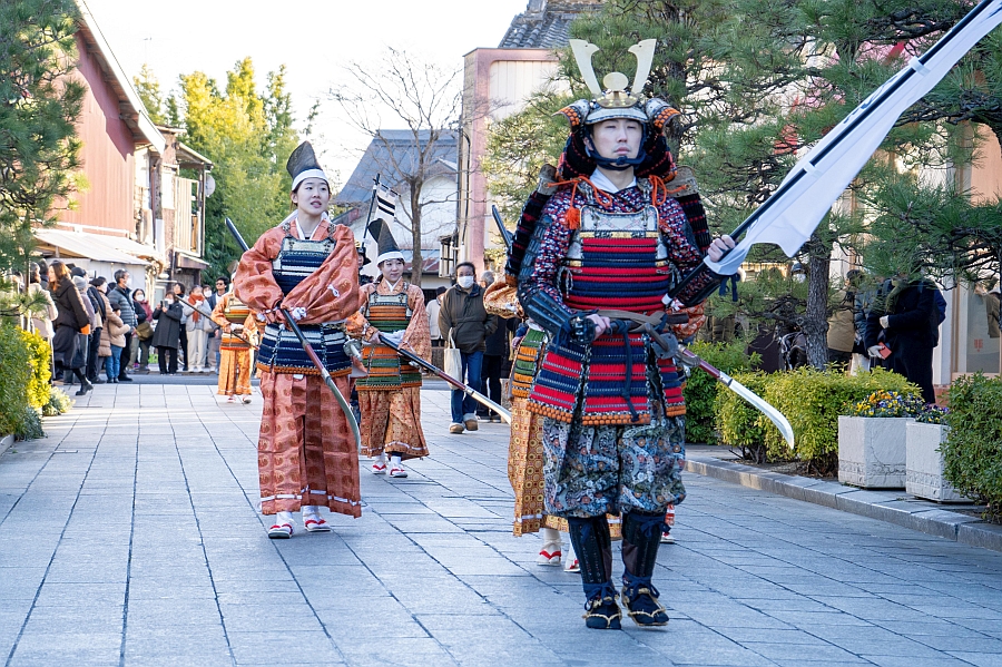 足利乾ギャラリーで「銀錫のうつわ展」 関根正文さん作 | 桐生タイムス