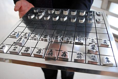 超ジュラルミンの将棋盤駒が桐工に登場 | 桐生タイムス